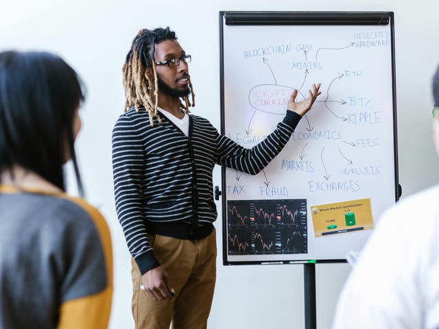 Homem falando sobre suas habilidades de comunicação com seus colegas.