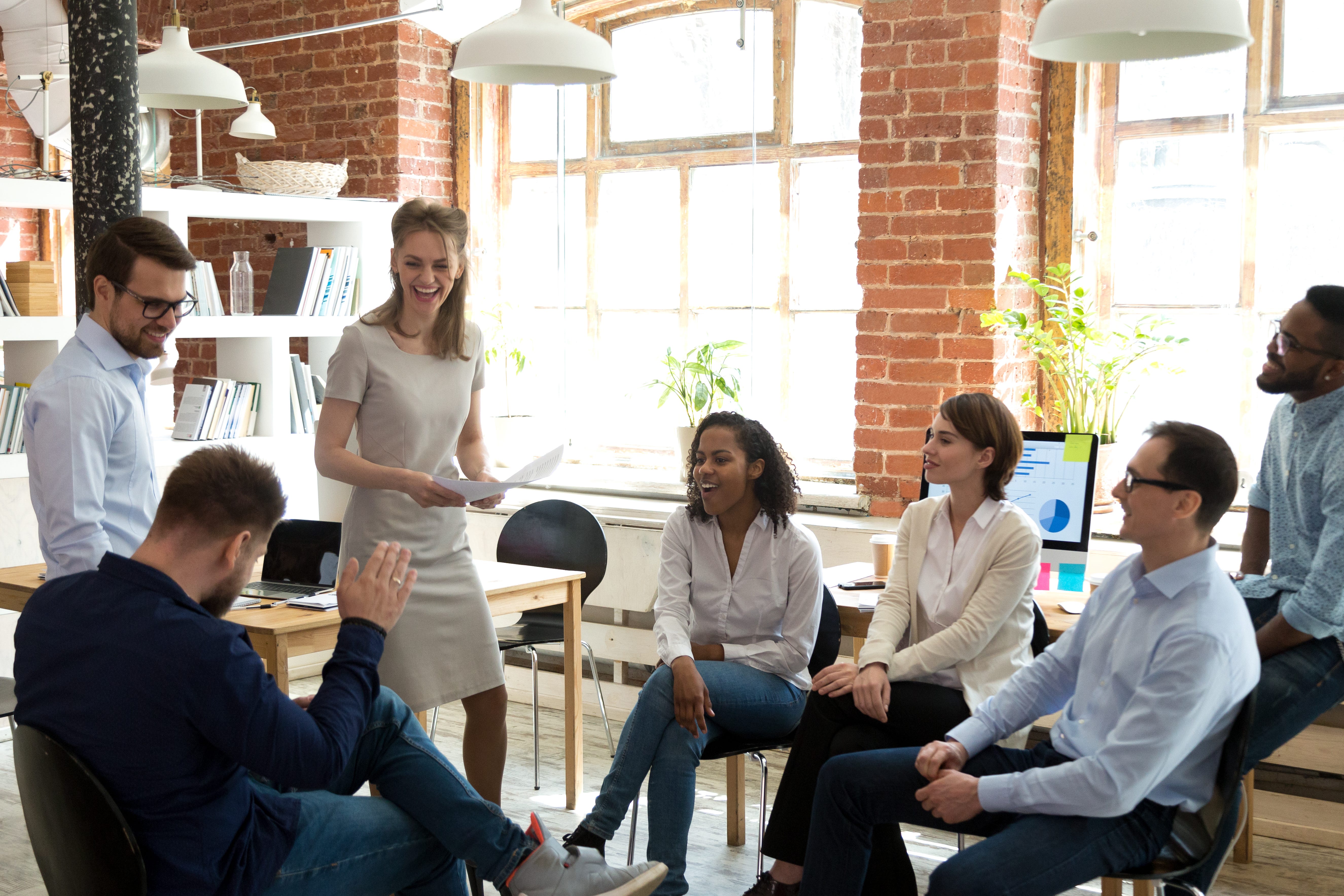 Liderança transformacional inspirando equipes