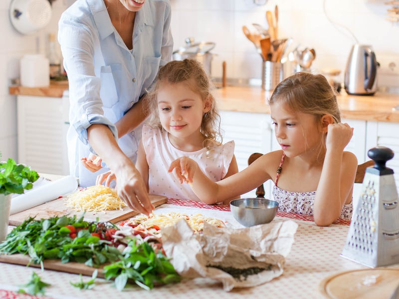 Mãe faz receita espanhola tradicional com os filhos