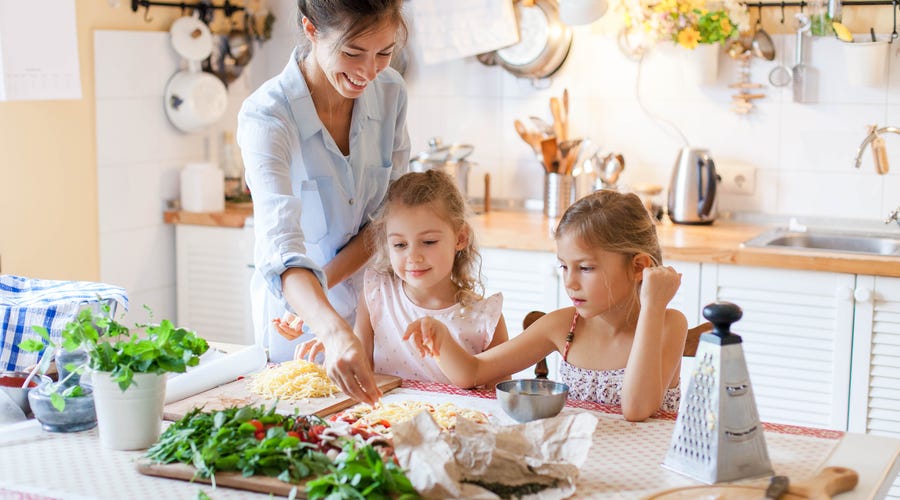 Mãe faz receita espanhola tradicional com os filhos