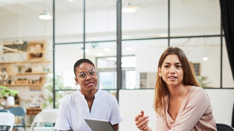 Adultos fazem aula de espanhol para iniciantes no Berlitz