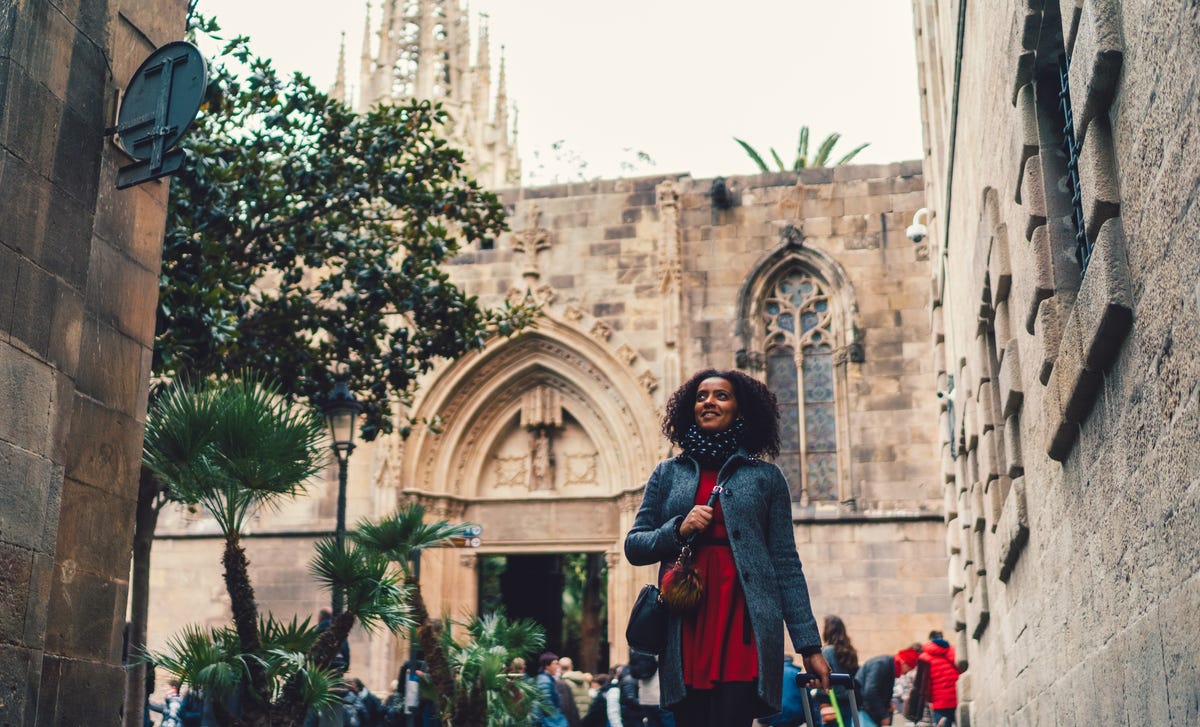 Mulher viaja após aprender espanhol sozinha com o Berlitz.