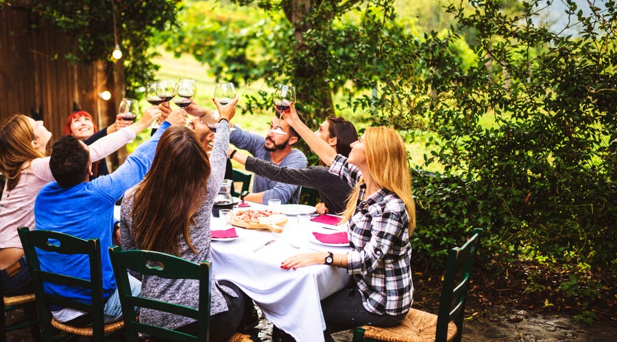Grupo de amigos brindam com bebidas em italiano