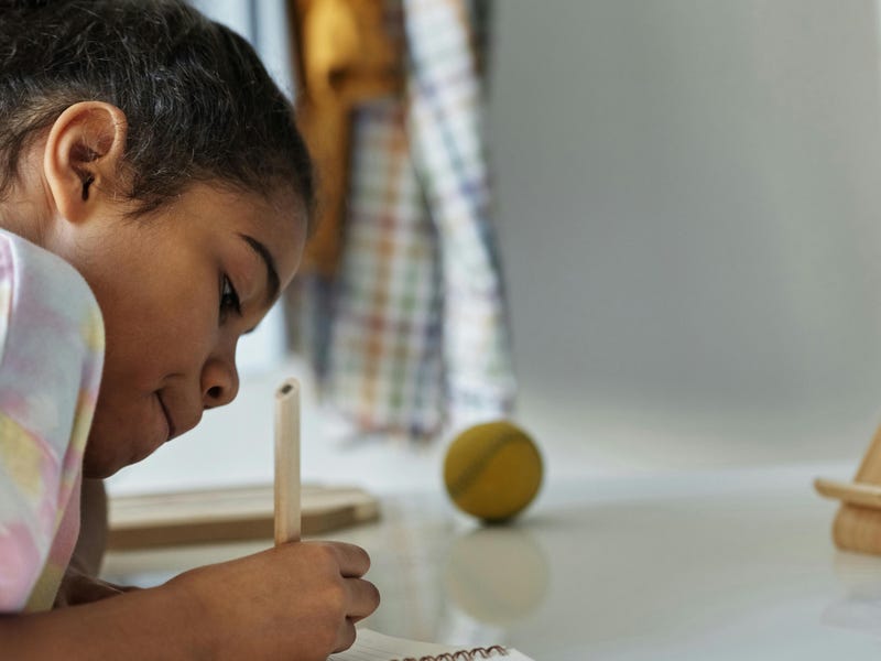 Menina estudando a origem da língua inglesa.