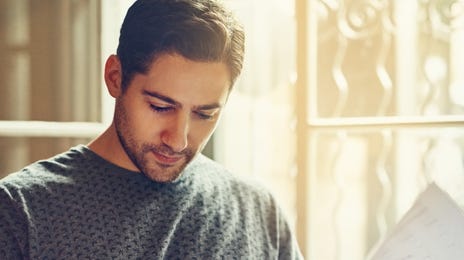 Adulto estuda idiomas com material didático do Berlitz