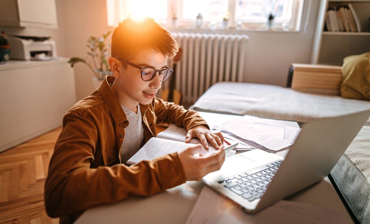 Garoto faz curso de japonês para crianças e adolescentes do Berlitz