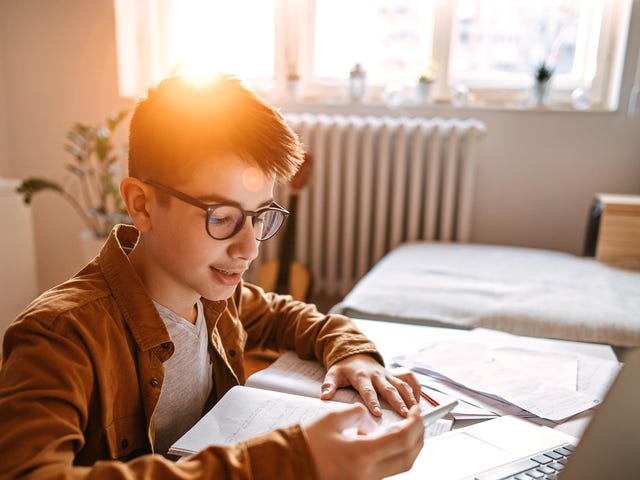 Garoto faz curso de japonês para crianças e adolescentes do Berlitz