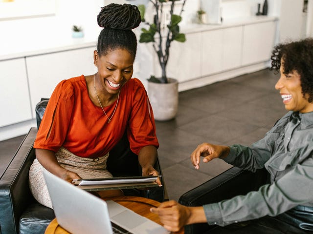 Duas mulheres negras conversando sobre como construir um plano de desenvolvimento profissional.