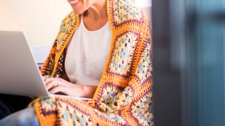 Mulher faz curso de árabe online no Berlitz.