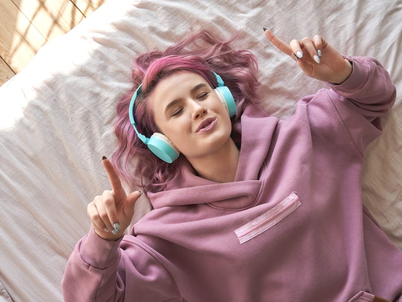 Jovem ouve músicas em espanhol para estudar