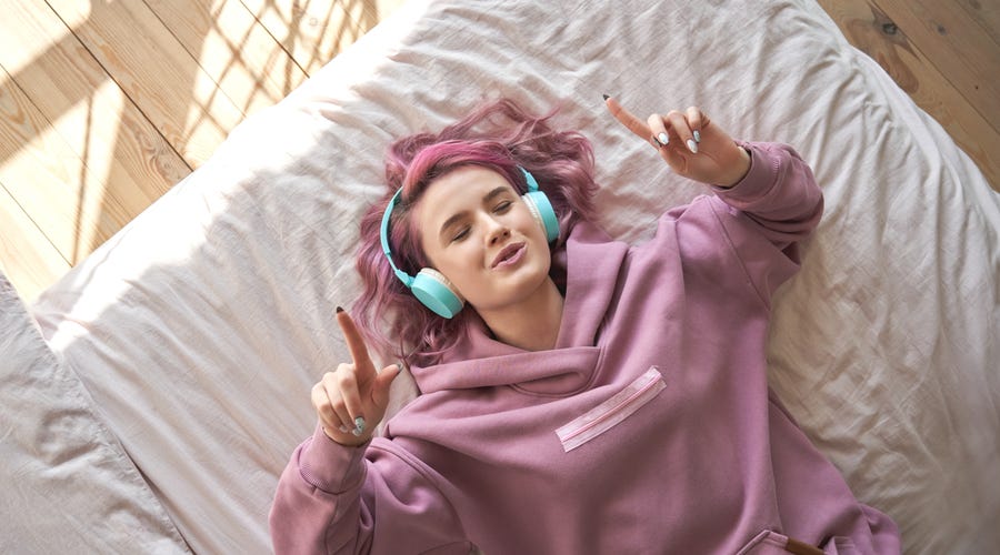 Jovem ouve músicas em espanhol para estudar