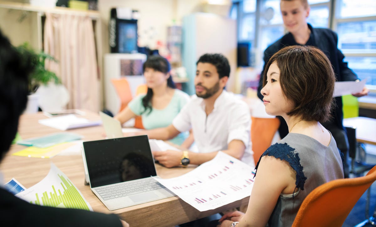 Equipe prestando atenção em uma reunião.