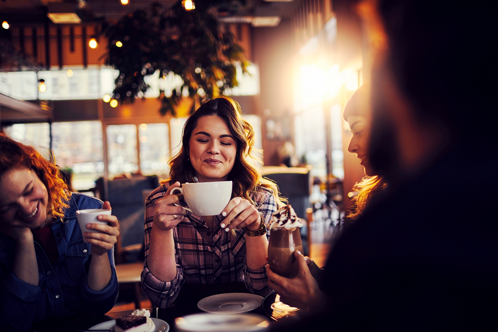 Amigas tomando um café juntas após as aulas do intercâmbio.