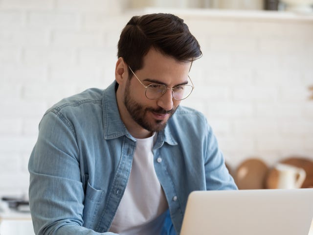 Homem estuda com curso autônomo de idiomas do Berlitz