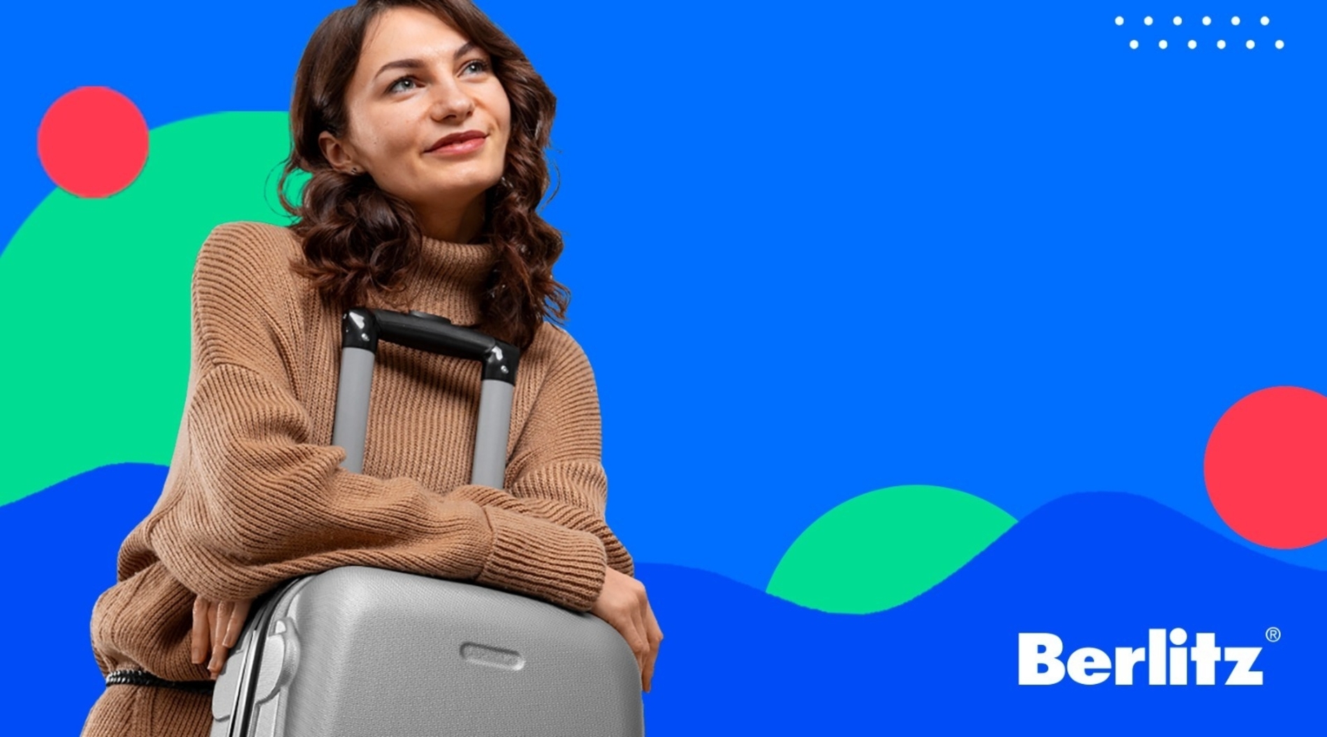 Mulher segurando uma mala feliz ao viajar com travel tips.