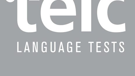 Logo oficial do exame de proficiência TELC, cinza e branco.
