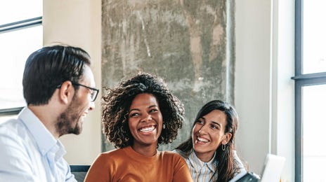Colaboradores reunidos para estudar as lições do curso de espanhol para empresas.