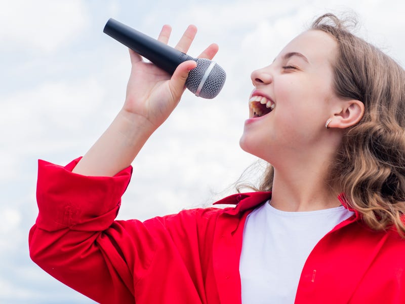 Menina canta canções em inglês