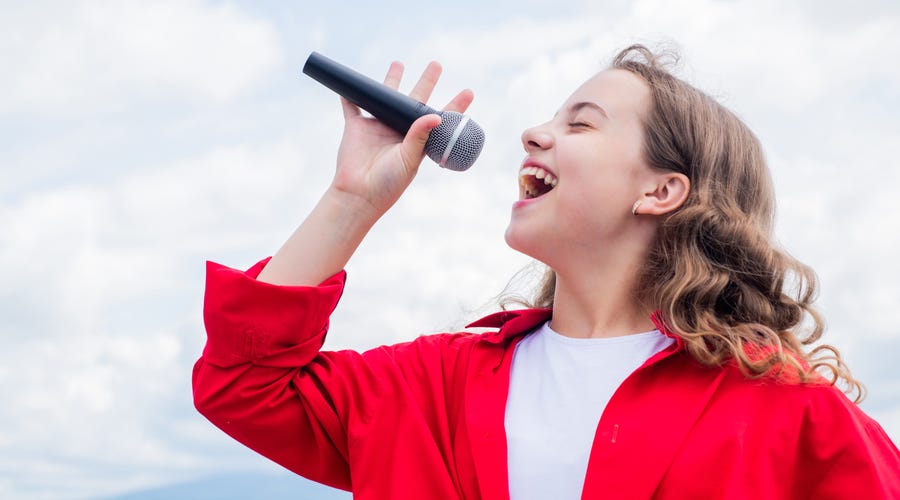 Menina canta canções em inglês