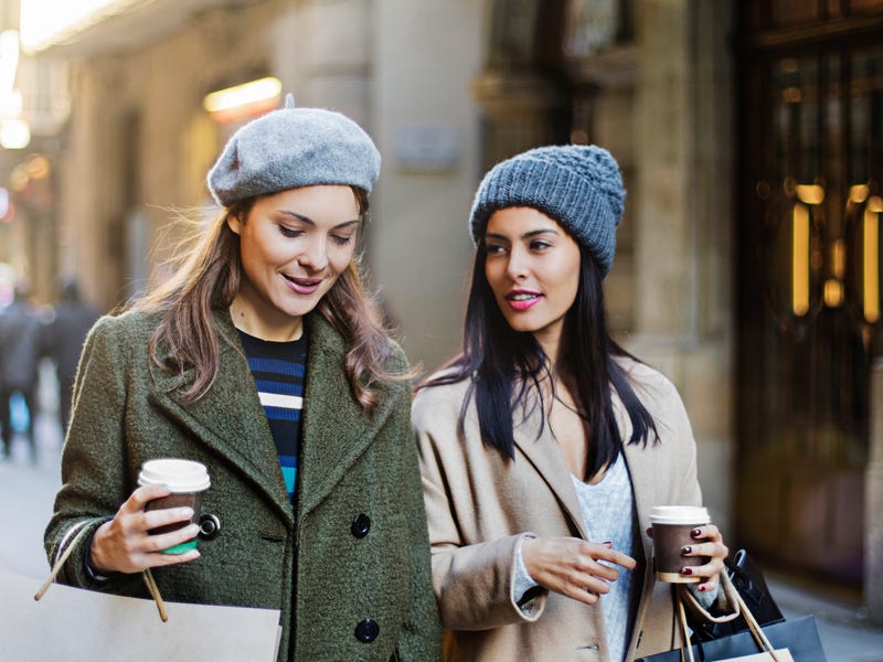 Duas mulheres indo às compras para lojas em inglês