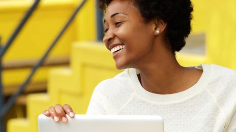 Jovem estuda alemão em Curitiba com as aulas online do Berlitz