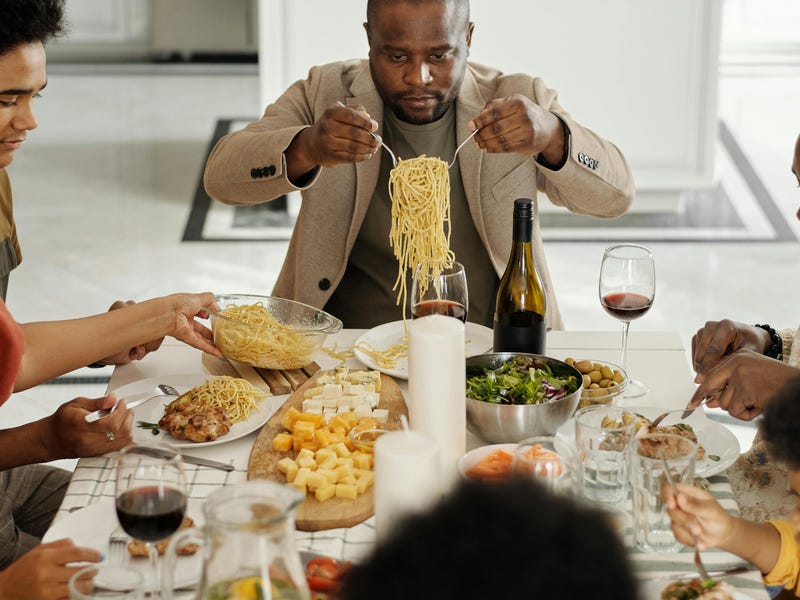 Família fazendo uma refeição de macarrão, uma comida americana