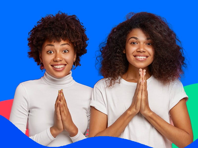 Estudantes com mãos unidas em oração aprendendo como dizer obrigado em inglês de 10 maneiras diferentes.