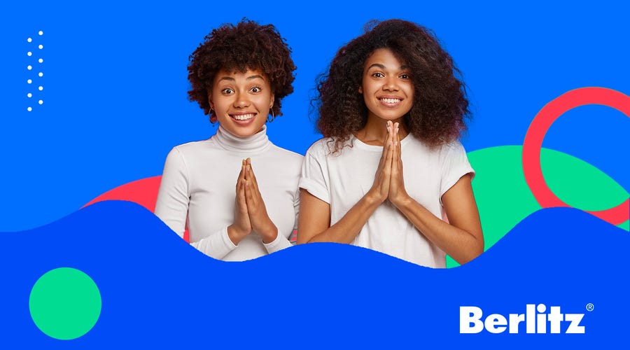 Estudantes com mãos unidas em oração aprendendo como dizer obrigado em inglês de 10 maneiras diferentes.