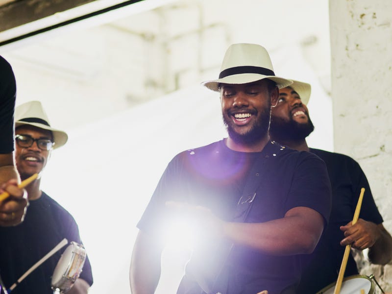 Grupo de musicistas comemora o Carnaval fora do Brasil