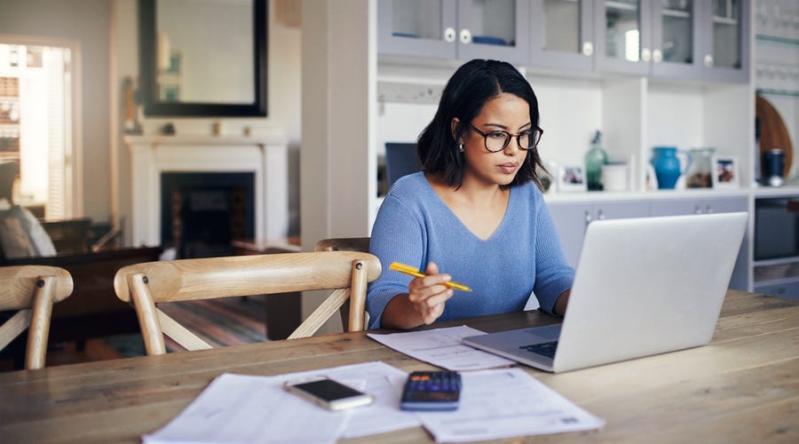 Jovem estuda falsos cognatos em espanhol com o CyberTeachers