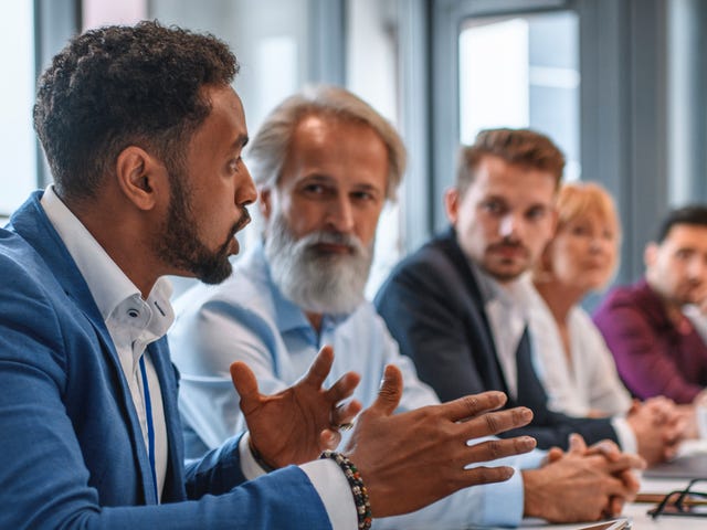 Homem realizando uma apresentação para sua equipe.
