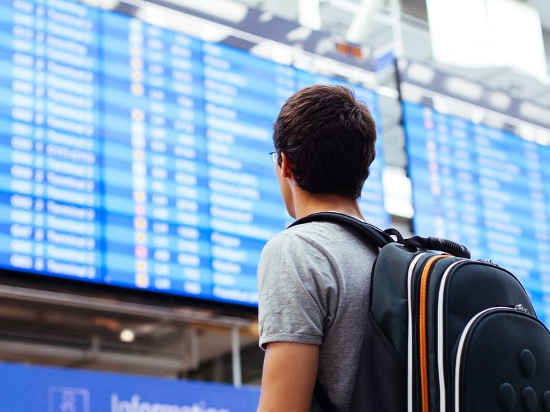 Pessoa aguardando um voo