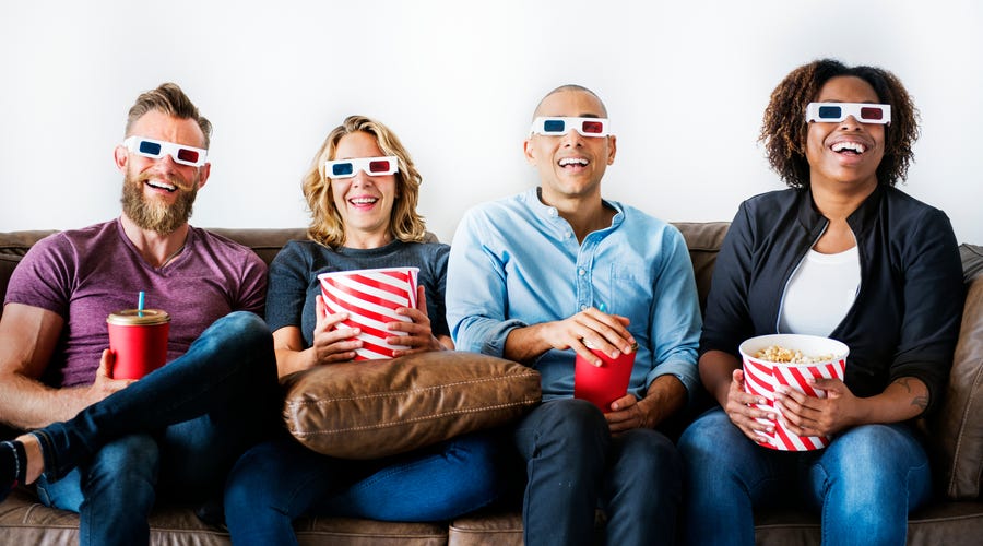 um grupo de amigos assistindo Filmes sobre os estados unidos