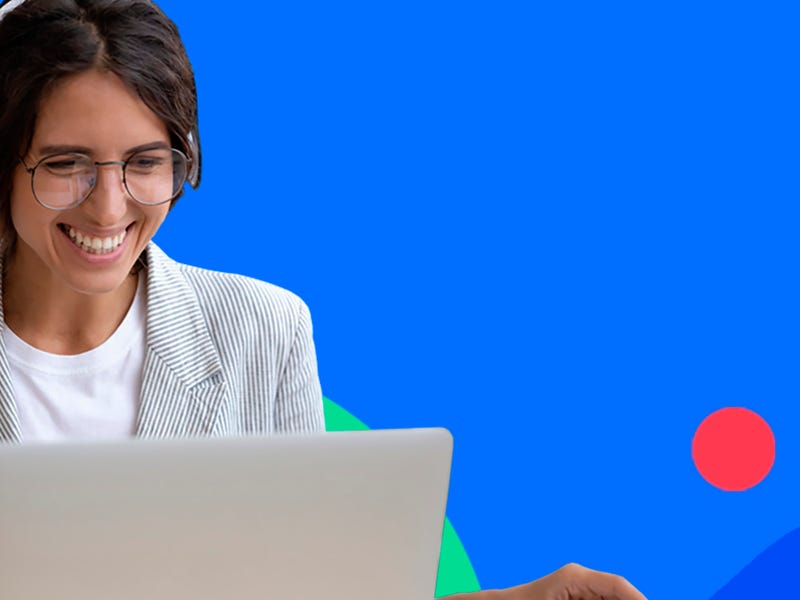 Jovem treina para entrevistas em inglês em seu computador com fones de ouvido.