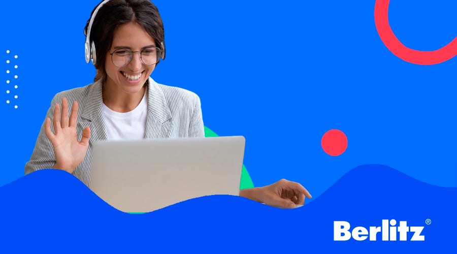 Jovem treina para entrevistas em inglês em seu computador com fones de ouvido.