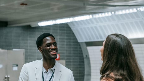 Homem faz curso de espanhol intensivo e conversa com amiga no metrô.