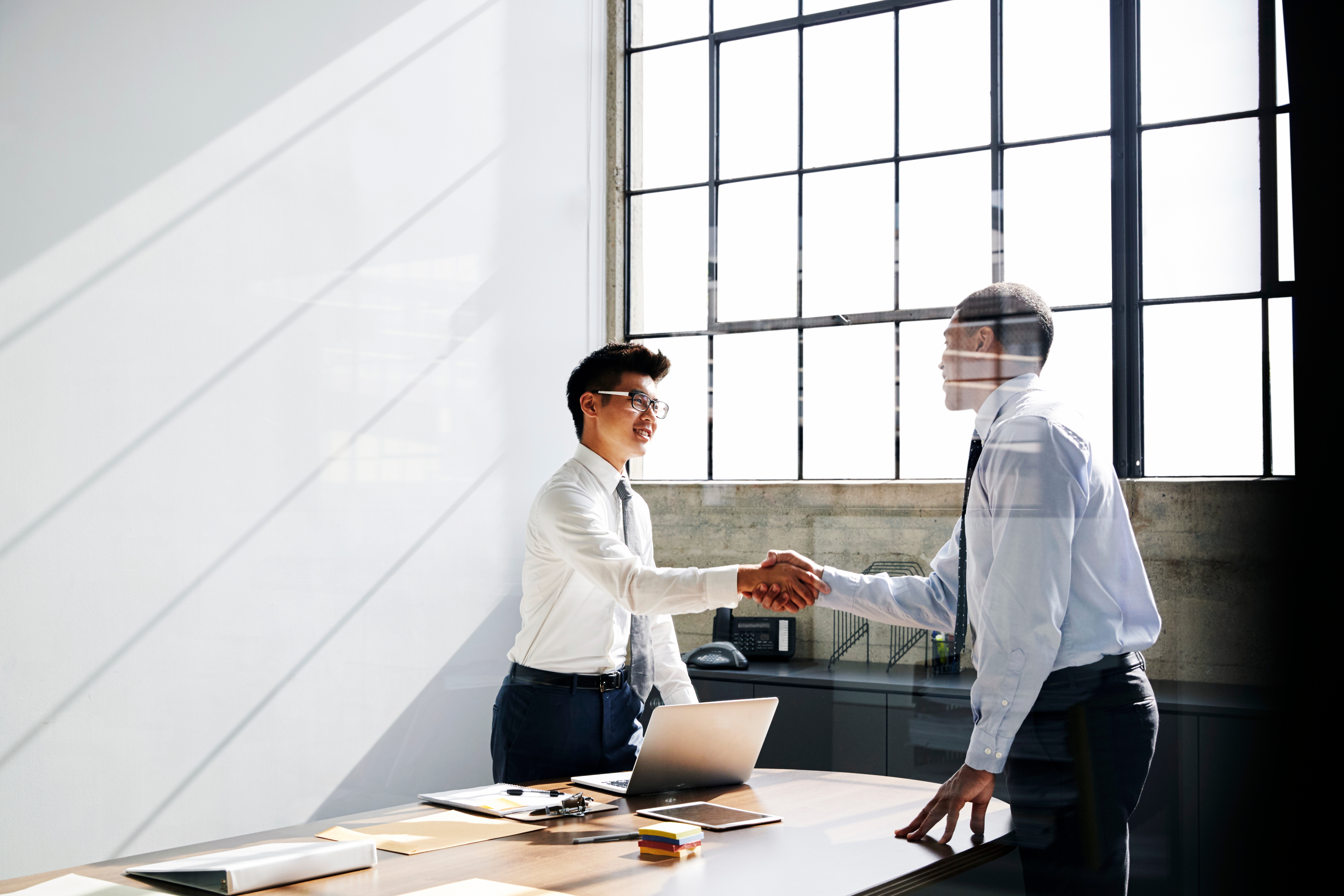 Homens concordam em receber salário emocional na empresa