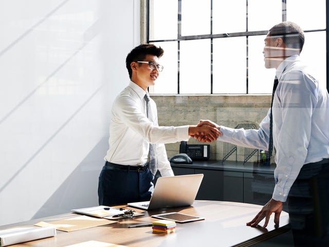Homens concordam em receber salário emocional na empresa