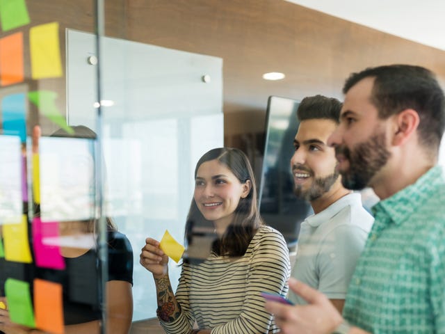 Equipe usa inteligência artificial nos negócios