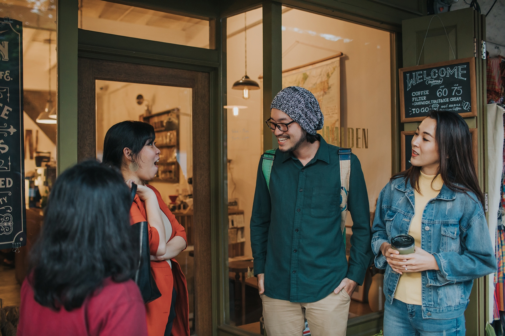 Jovem se impressiona ao falar com nativos e entender tudo o que dizem.