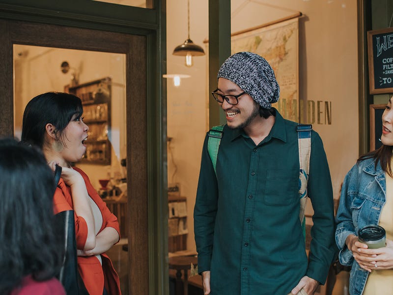 Jovem se impressiona ao falar com nativos e entender tudo o que dizem.