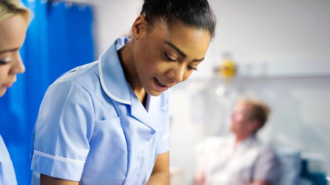 Jovem trabalha com enfermagem na Alemanha após fazer curso do Berlitz