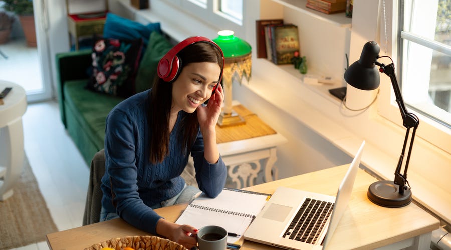 Jovem aprende inglês com música