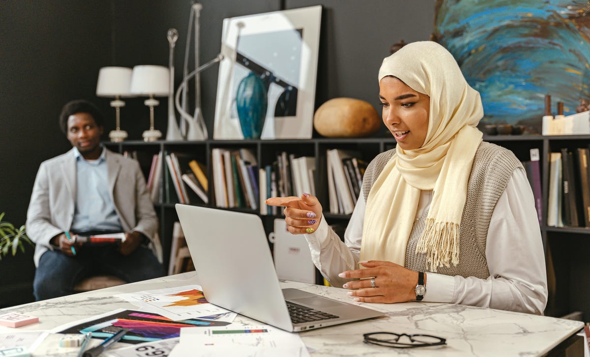 Mulher muçulmana realizando testes na plataforma cultural para entender os valores da empresa.