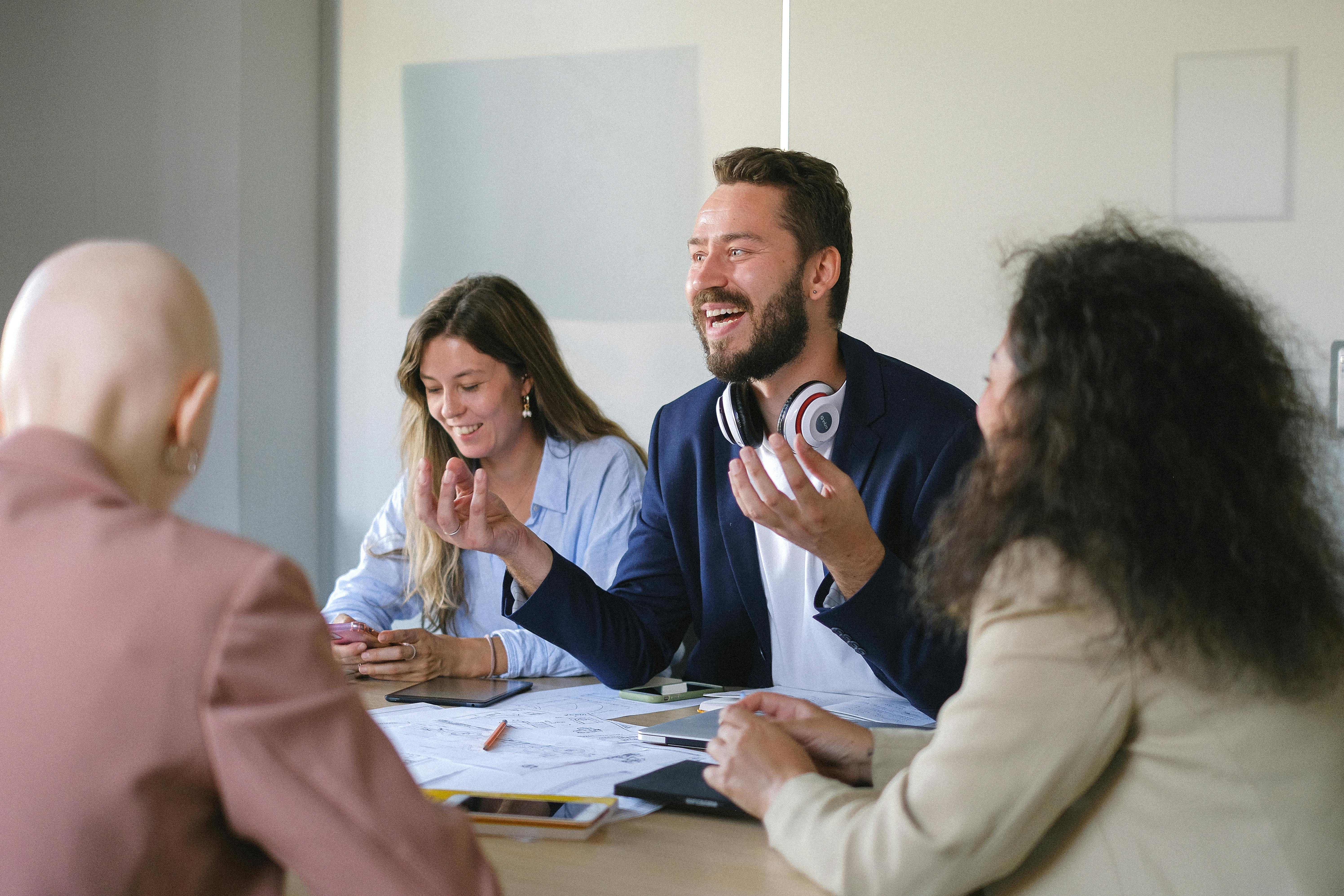Homem contando entusiasmado sobre como realizar gestão de mudança em sua empresa.