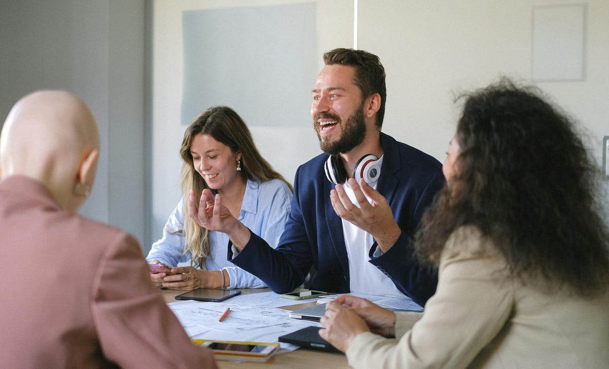 Homem contando entusiasmado sobre como realizar gestão de mudança em sua empresa.