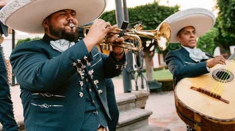 Músicos mexicanos tocando em praça pública para os turistas do intercâmbio.