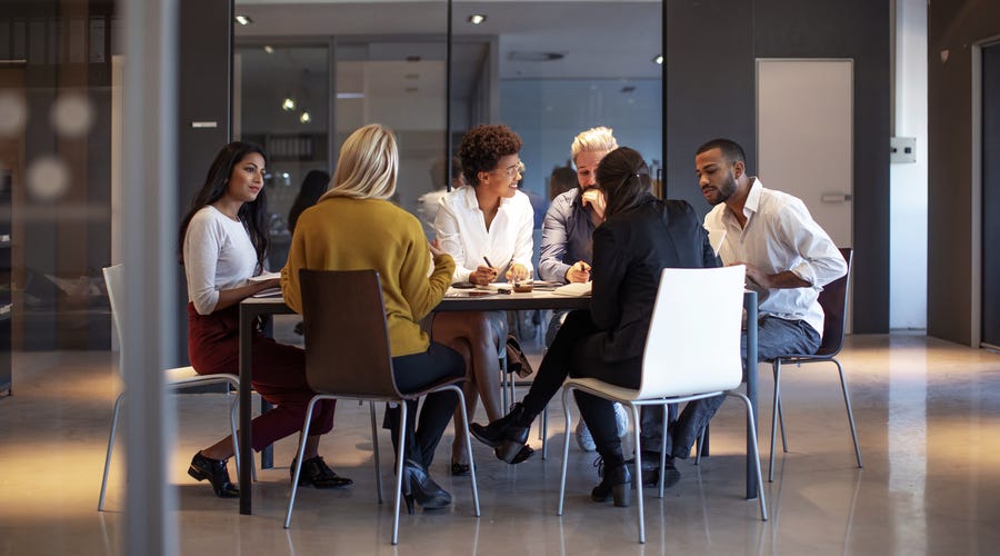 Funcionários participam de reunião para definir investimentos na empresa