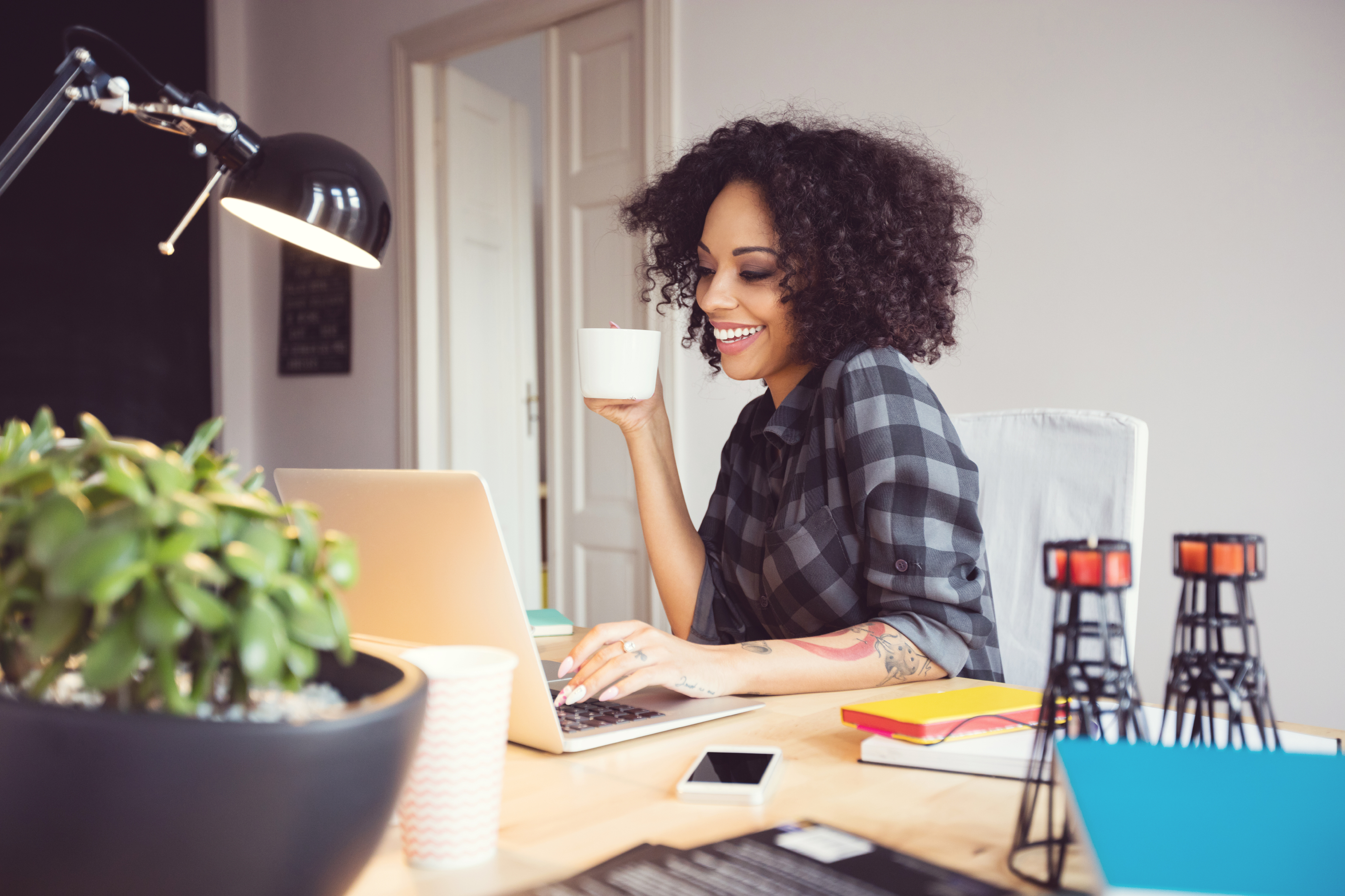 Mulher estuda espanhol em Curitiba com o Berlitz
