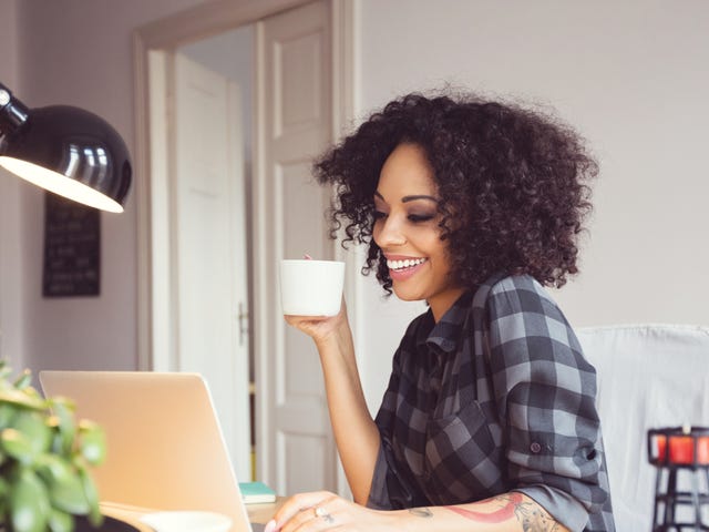 Mulher estuda espanhol em Curitiba com o Berlitz